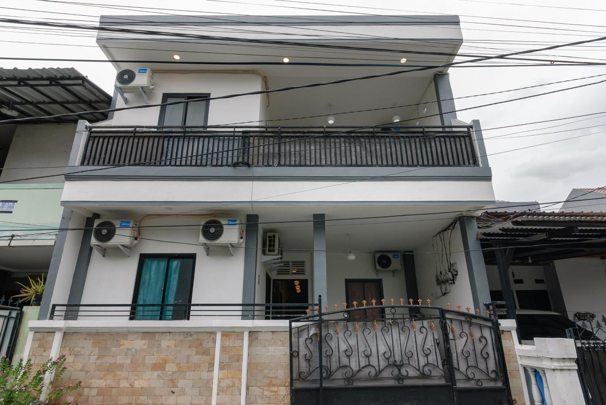 Hotel Reddoorz At Flamboyan Harapan Indah Bekasi Exterior foto