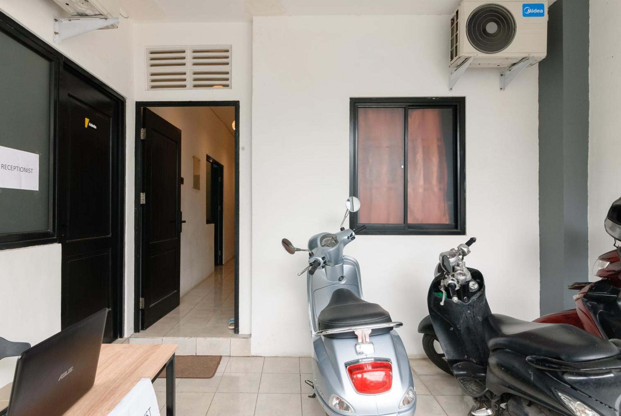 Hotel Reddoorz At Flamboyan Harapan Indah Bekasi Exterior foto