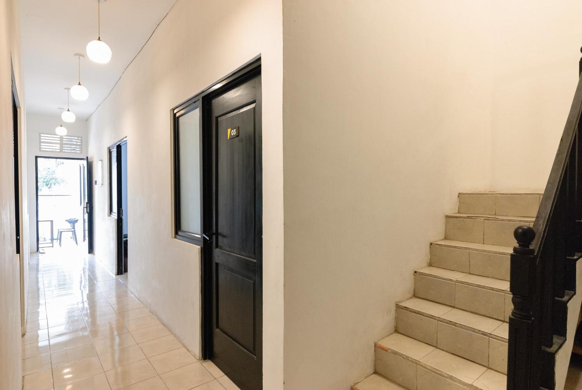 Hotel Reddoorz At Flamboyan Harapan Indah Bekasi Exterior foto