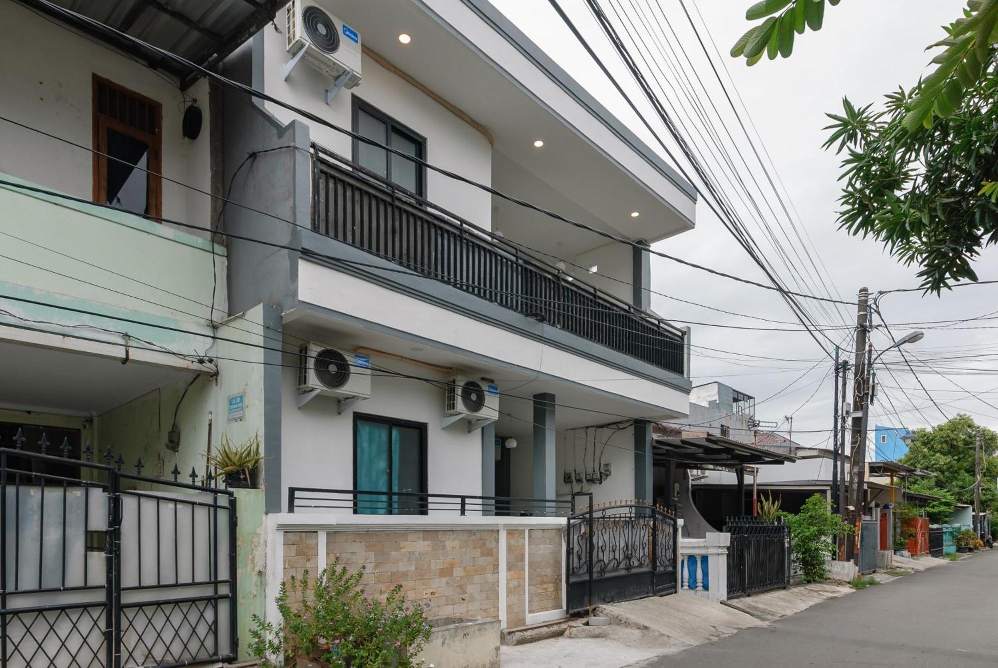 Hotel Reddoorz At Flamboyan Harapan Indah Bekasi Exterior foto