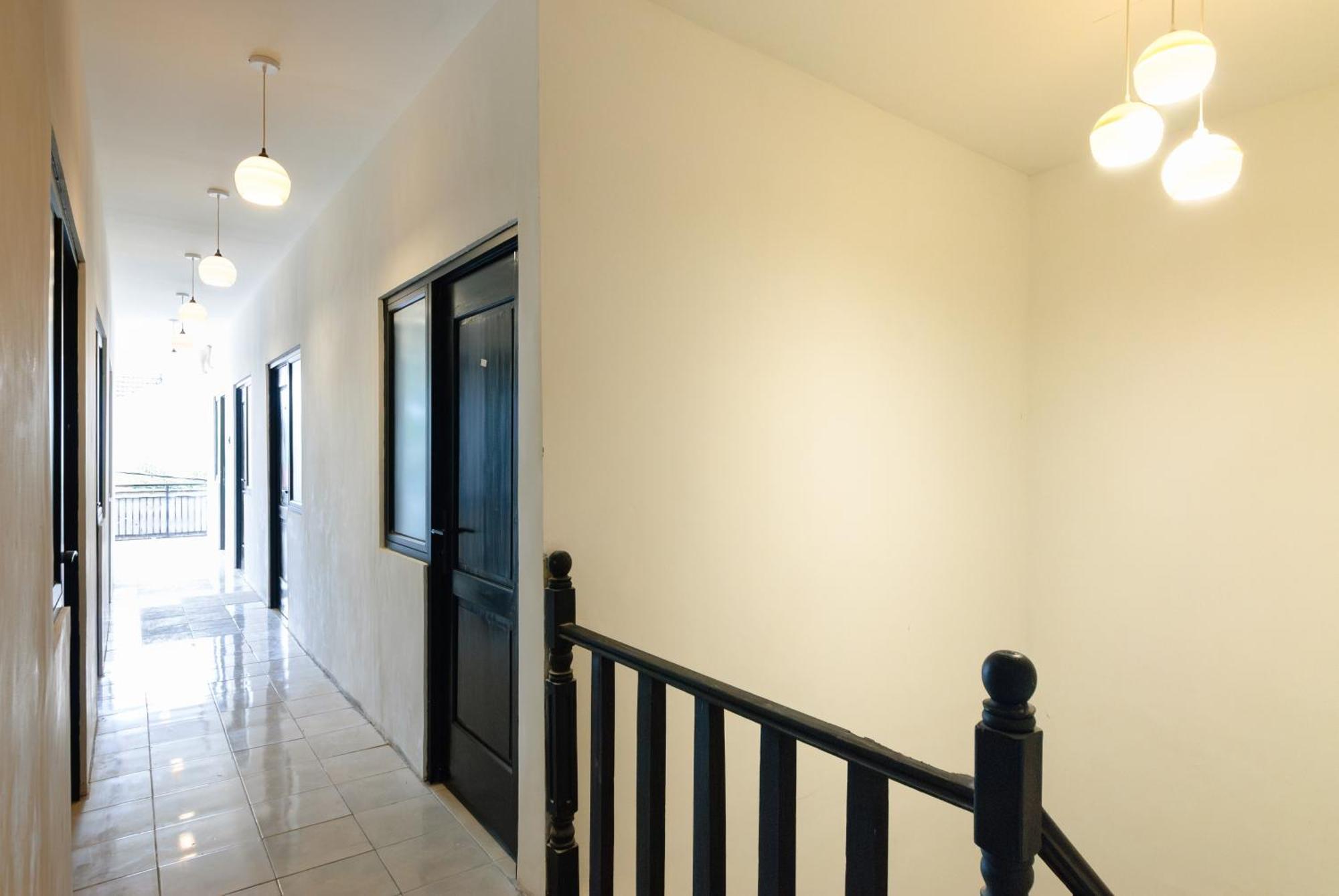 Hotel Reddoorz At Flamboyan Harapan Indah Bekasi Exterior foto