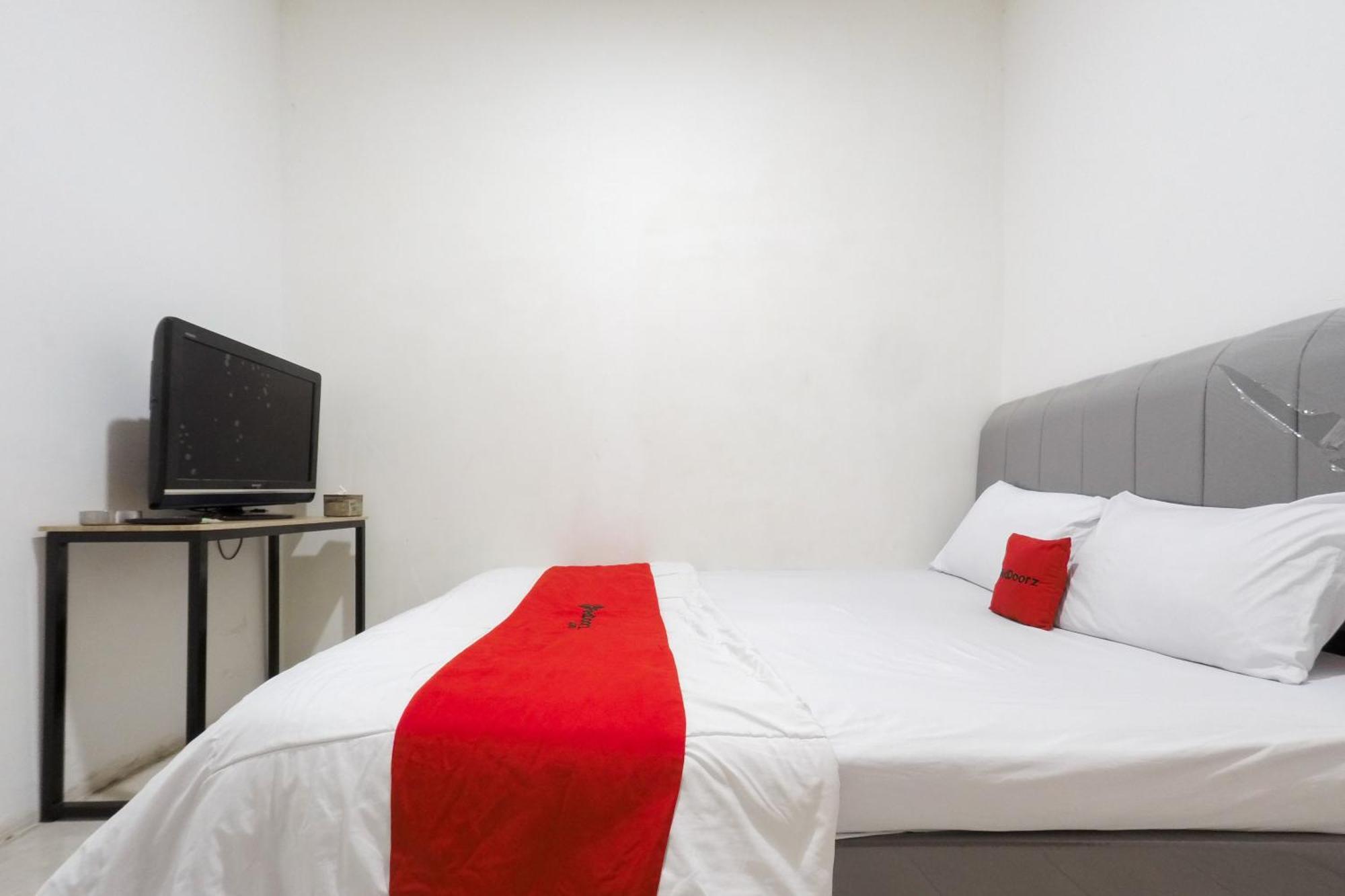 Hotel Reddoorz At Flamboyan Harapan Indah Bekasi Exterior foto
